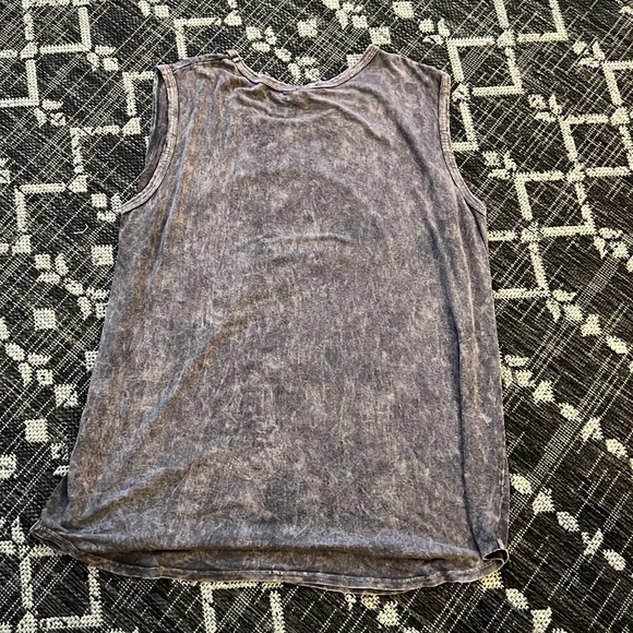 Acid washed top - Picture 2 of 7